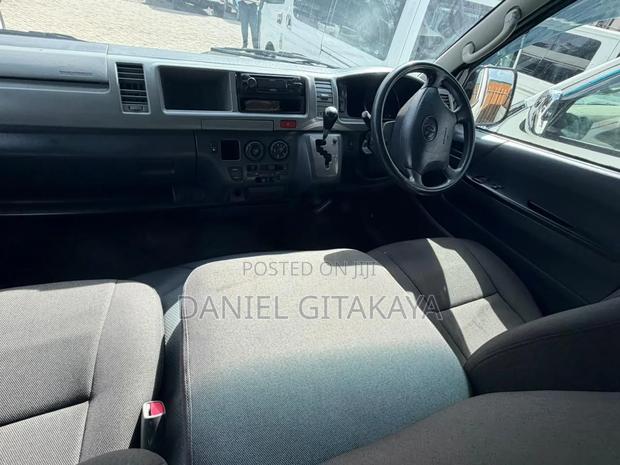 Toyota HiAce 2010 White - thumbnail 5