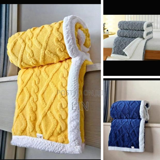 Cozy Sherpa Blanket – Perfect Gift for Cold Season