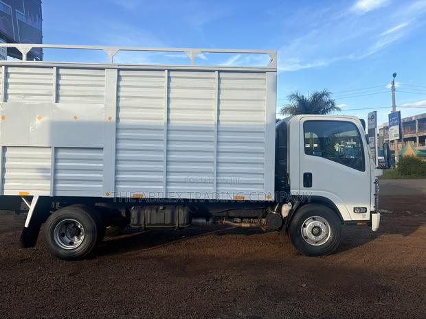 Isuzu NQR KDJ 2023 White - thumbnail 2