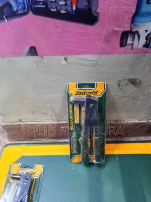 Hand Riveter 10.5 Inch .