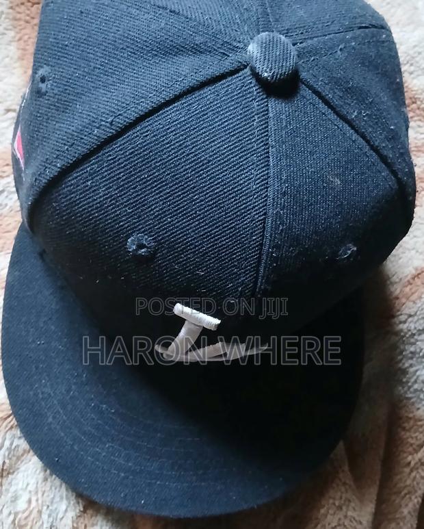 Hat La in Good Condition - thumbnail 2