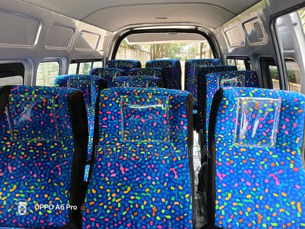 Toyota HiAce 2017 Silver - thumbnail 8