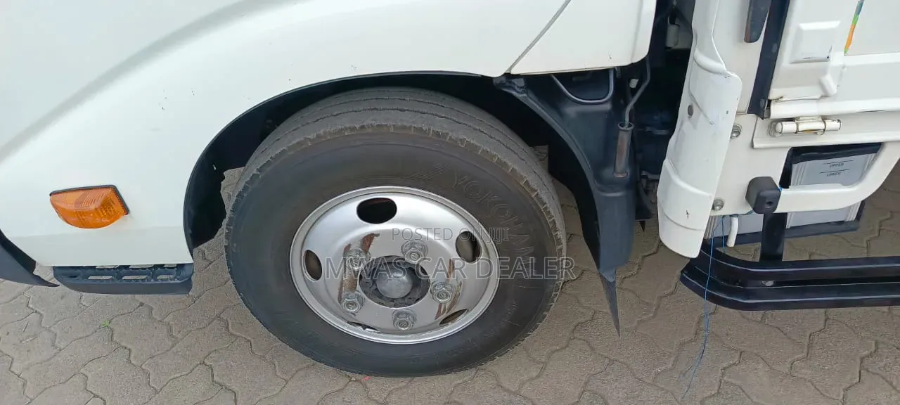 Selling Toyota Dyna Diesel 2016 White