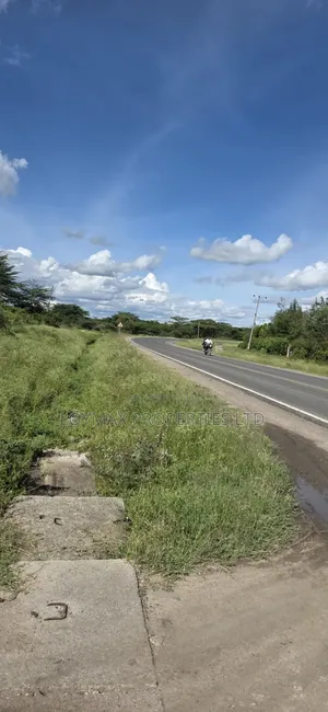 10 Acres Touching Tarmac Isinya on Quick Sale.