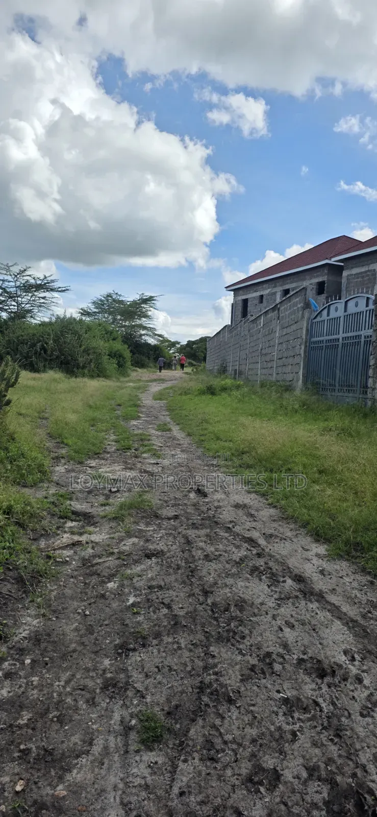 10 Acres Touching Tarmac Isinya on Quick Sale.