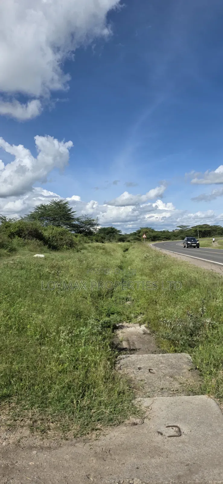 10 Acres Touching Tarmac Isinya on Quick Sale.