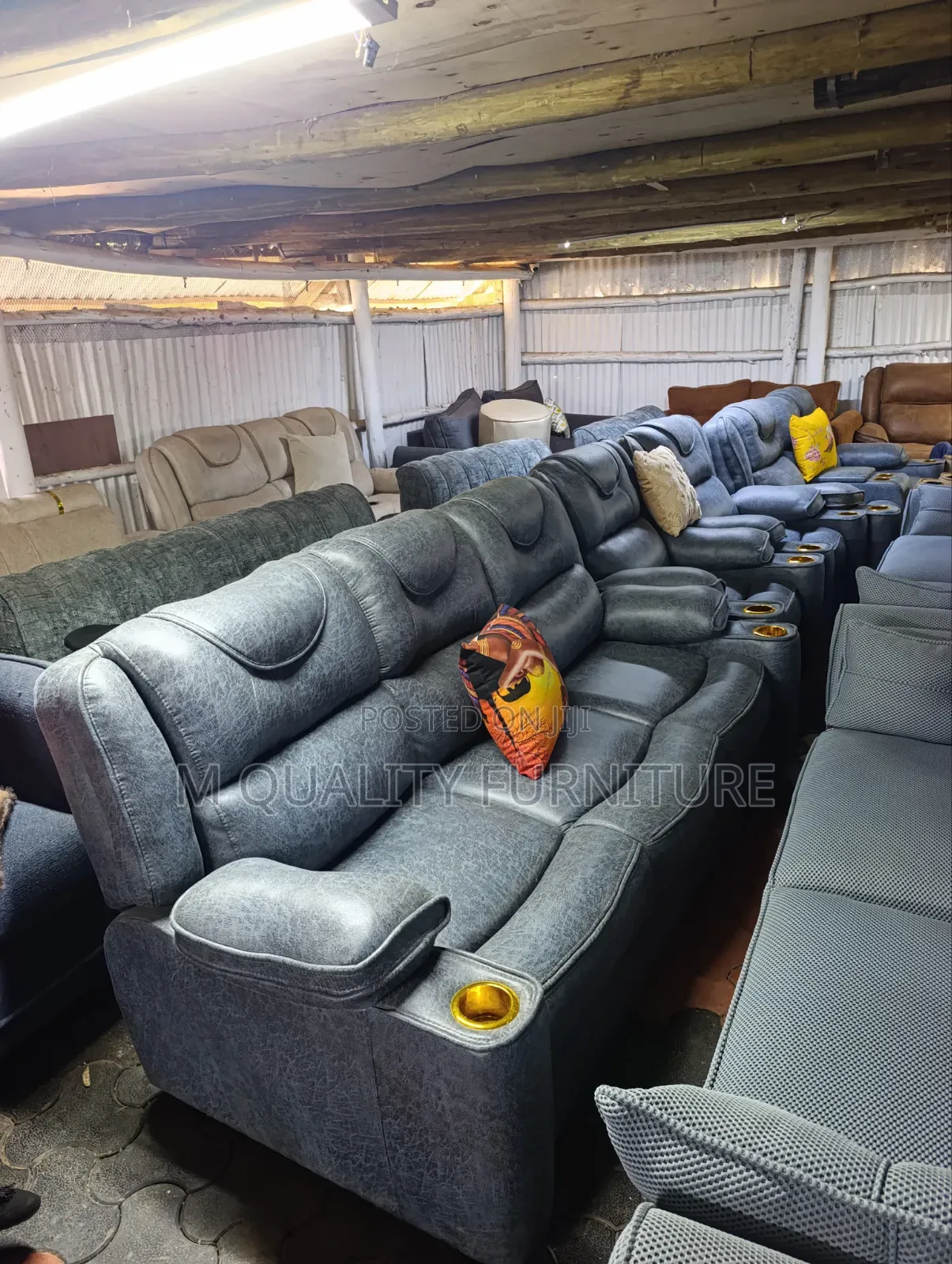 Modern Lounge Sofa - Classy Finish