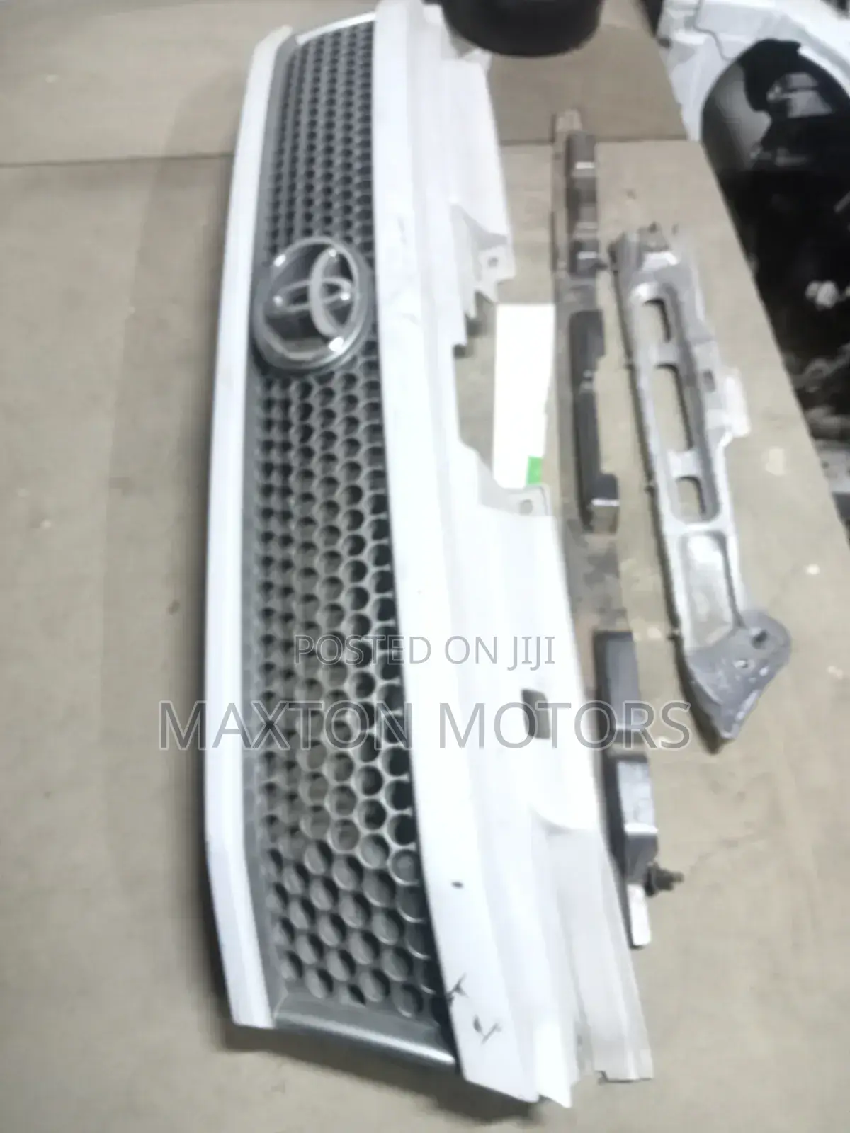 Townace Noah 2000 Grille