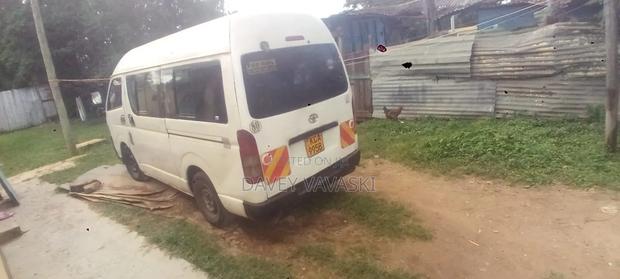 Toyota HiAce 2010 White - thumbnail 4