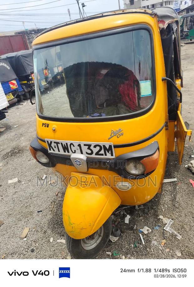 Piaggio 2023 Yellow