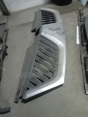 Outlander 2008 Grille