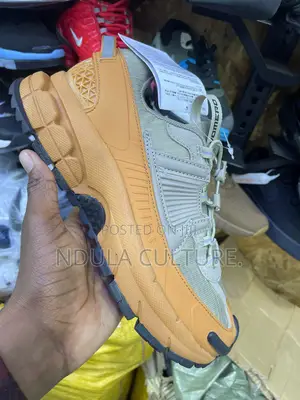 Nike Zoom Vomero 5 Roam