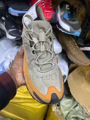 Nike Zoom Vomero 5 Roam
