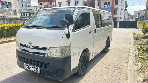 Toyota HiAce 2016 White - thumbnail 2