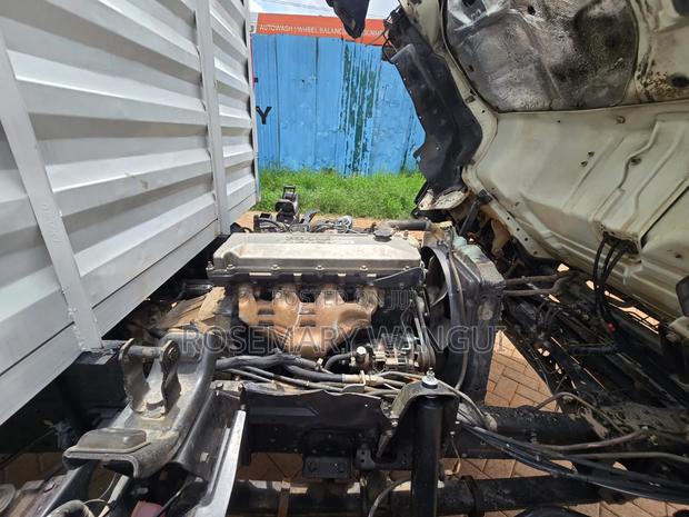Isuzu Npr 2019 White - thumbnail 3
