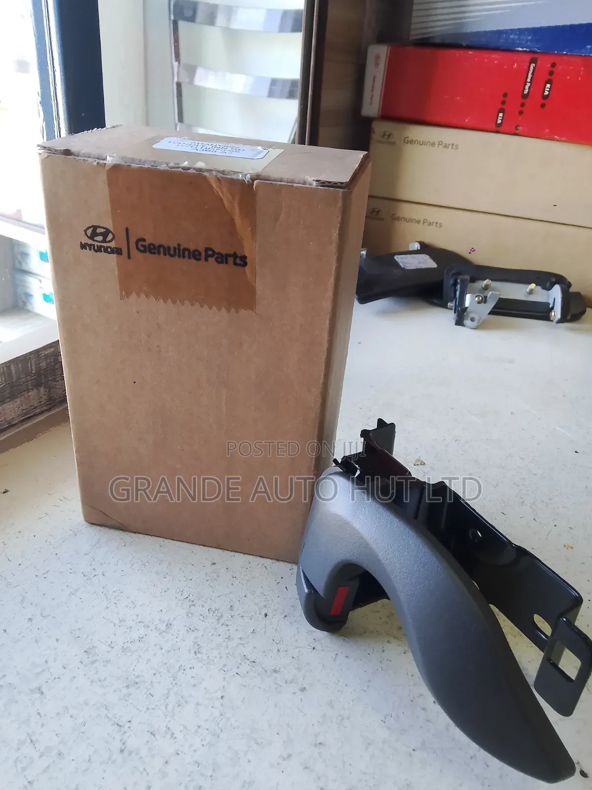 Handle Inner Right Hand Hyundai Hd72/65 (Genuine)