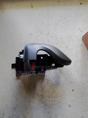 Handle Inner Right Hand Hyundai Hd72/65 (Genuine)