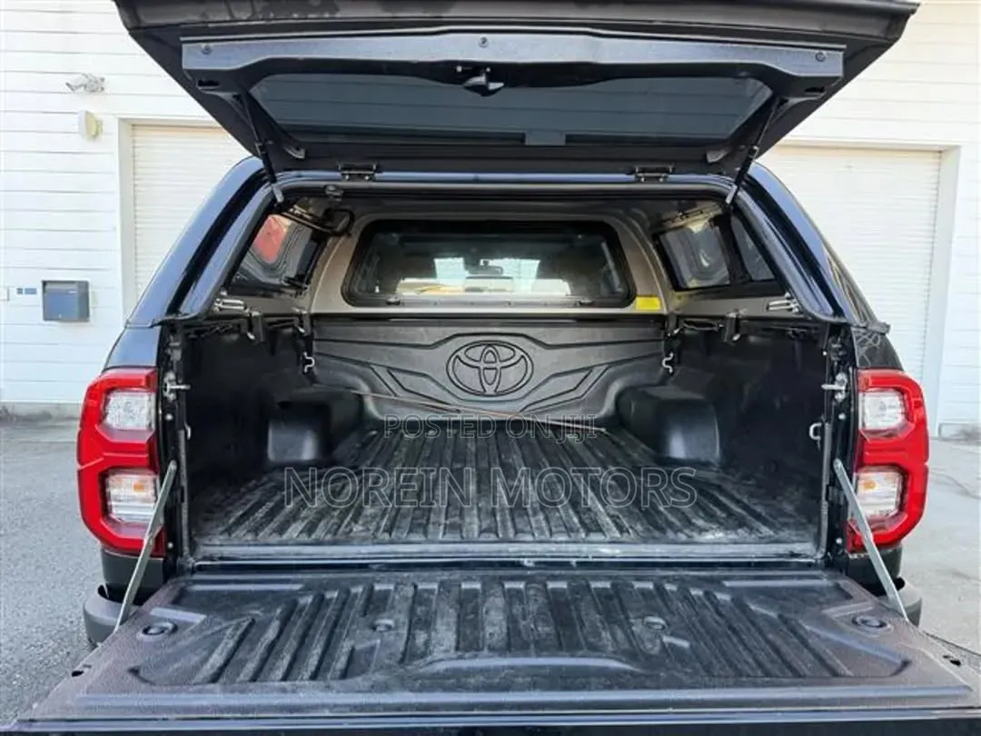 Toyota Hilux 2023 Black