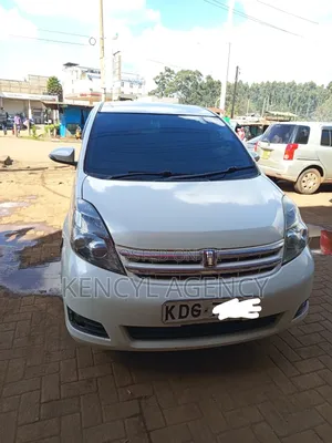 Toyota ISIS 2015 White