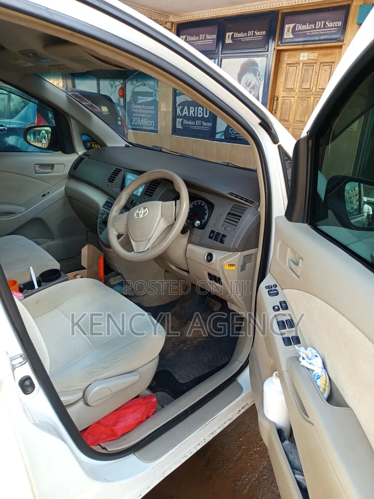 Toyota ISIS 2015 White