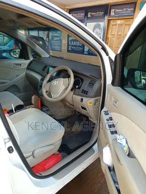 Toyota ISIS 2015 White