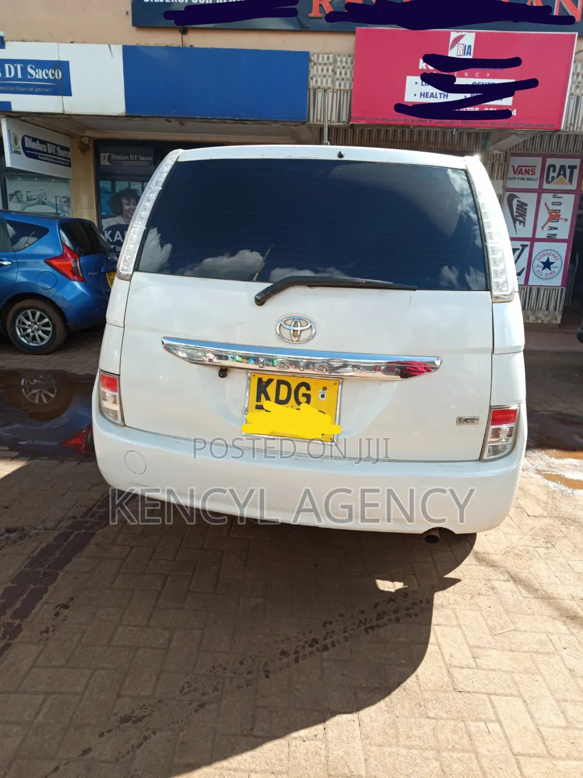 Toyota ISIS 2015 White
