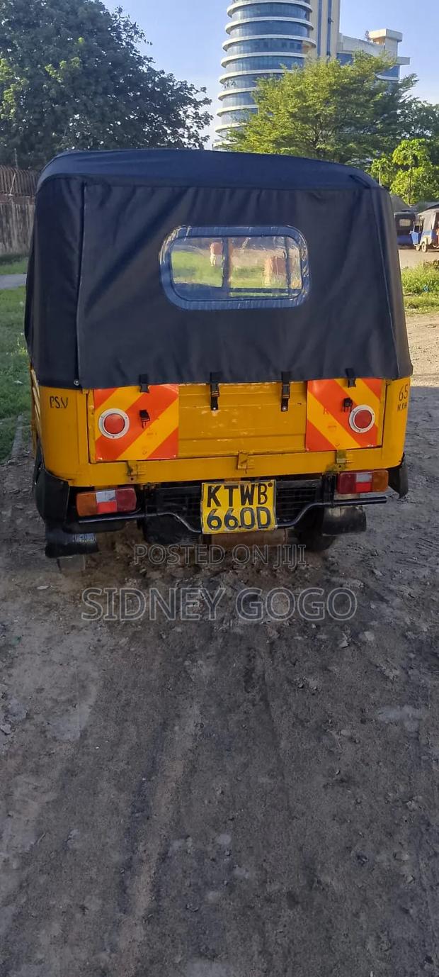 Piaggio Scooter 2019 Yellow - thumbnail 2