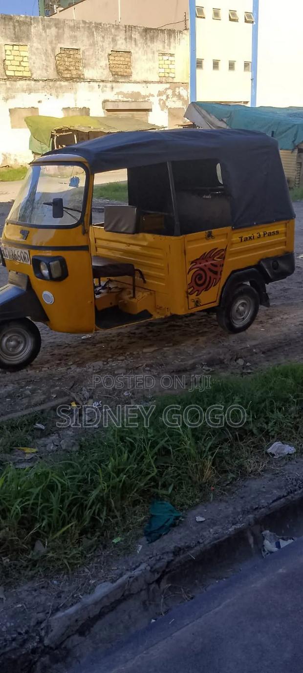 Piaggio Scooter 2019 Yellow - thumbnail 3