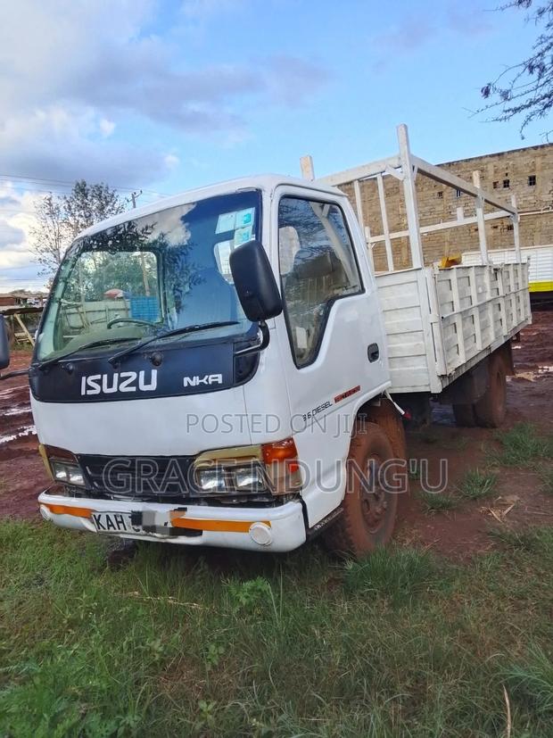 Isuzu NKR Truck 2005 White