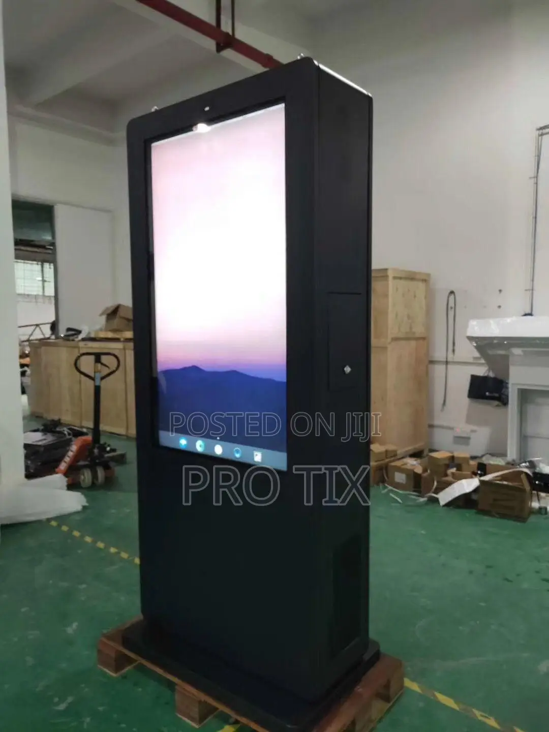55” Outdoor Touch Signage 2000nits I3 8gb Ip65 Floor Stand