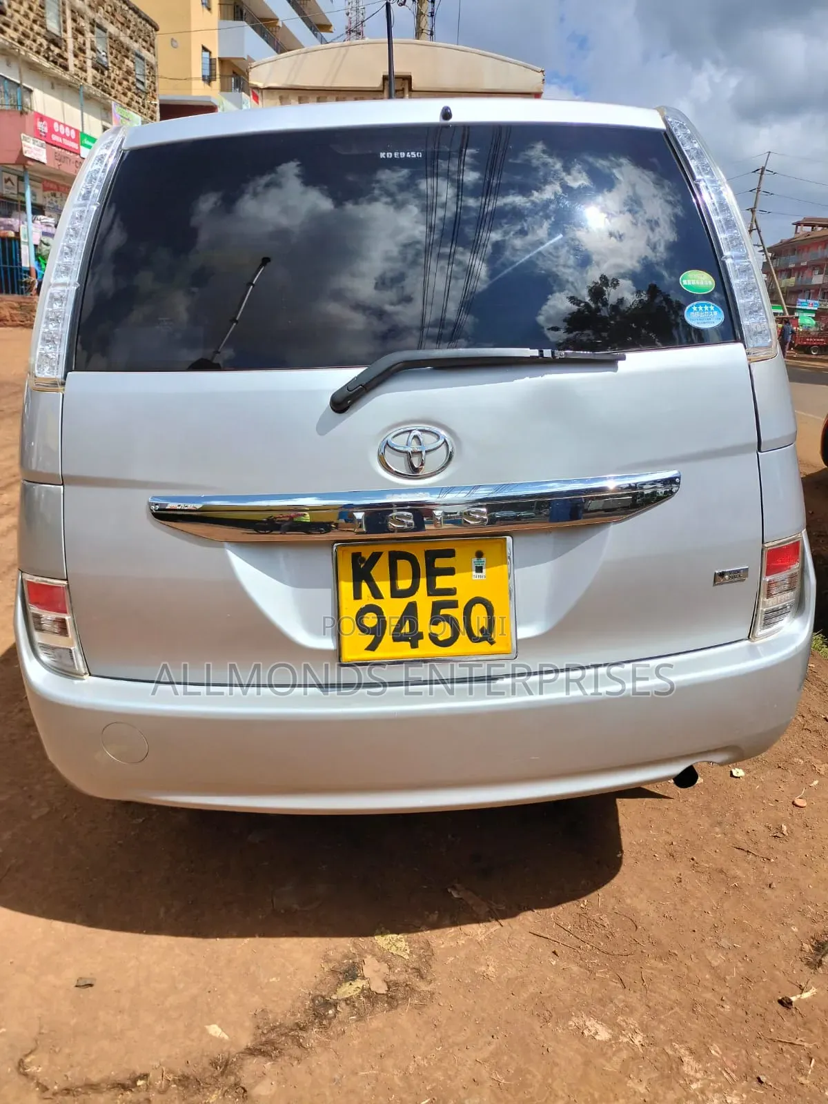 Toyota ISIS 2015 Silver