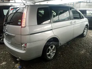 Toyota ISIS 2015 Silver