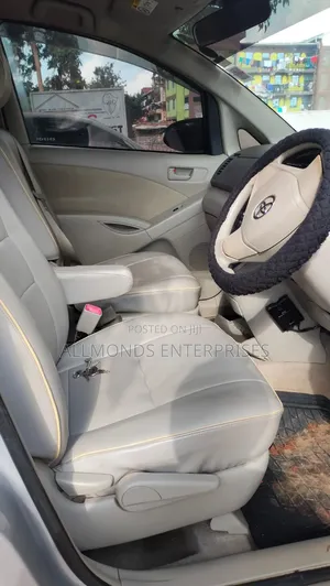 Toyota ISIS 2015 Silver