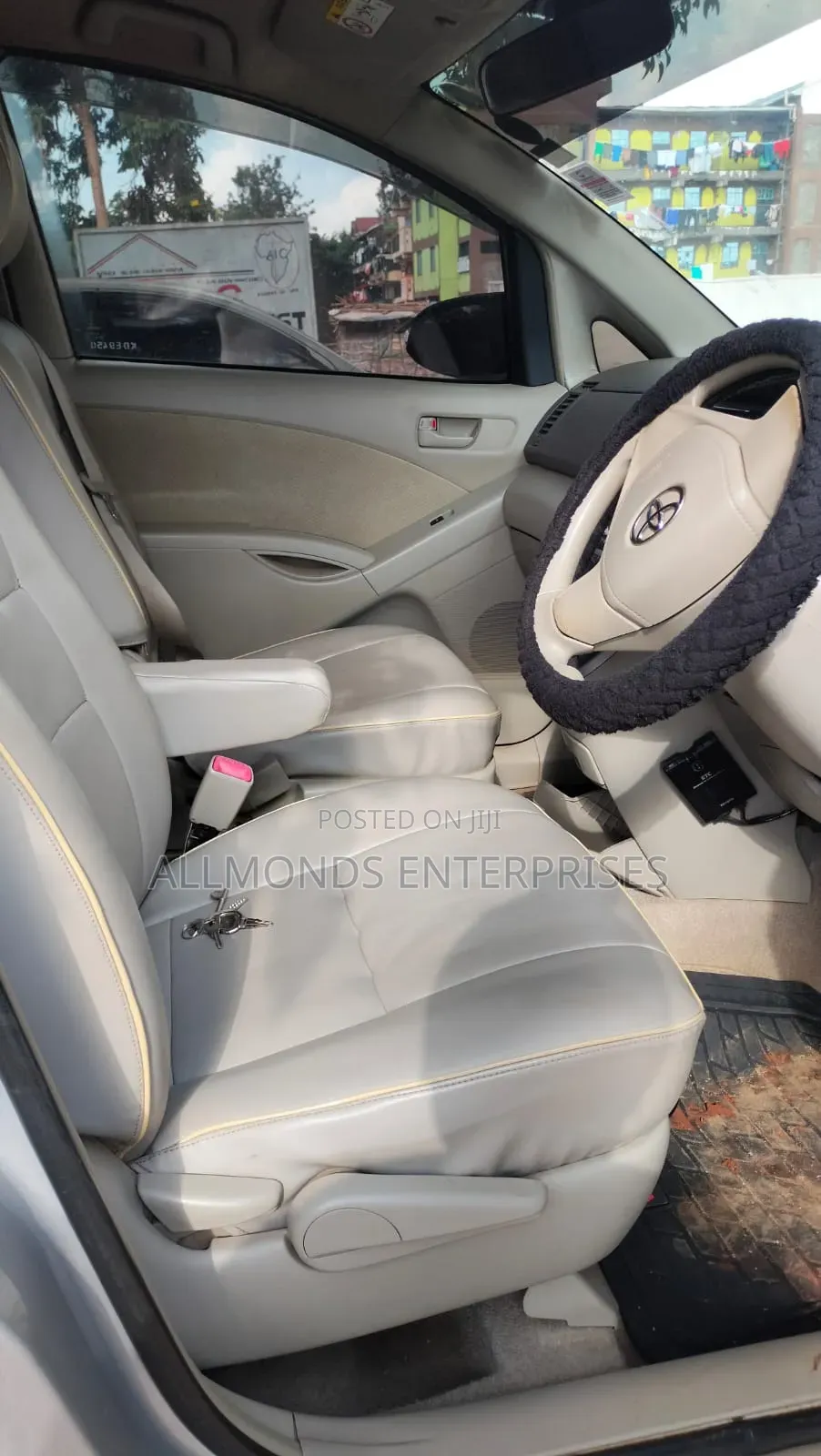 Toyota ISIS 2015 Silver