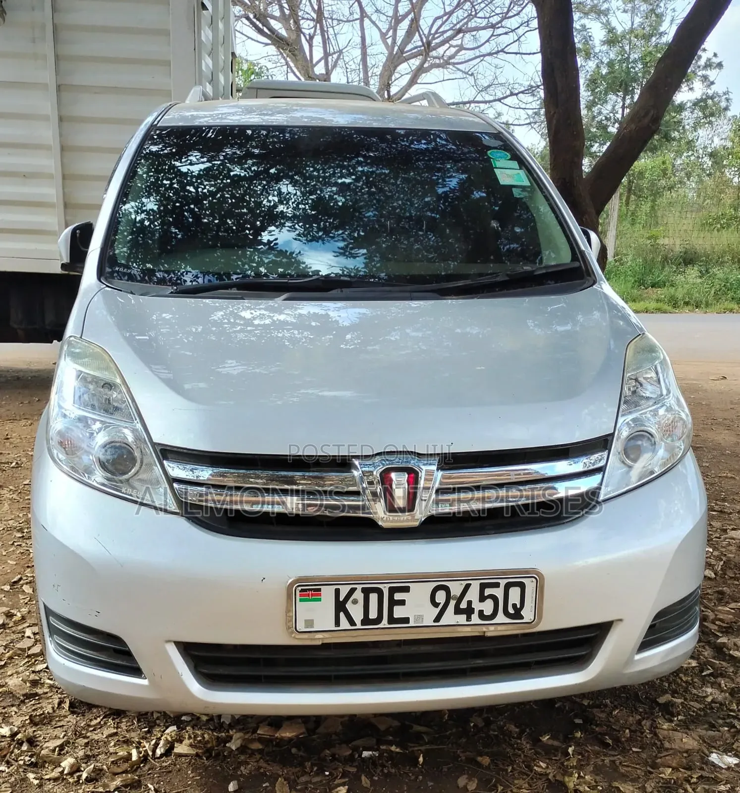 Toyota ISIS 2015 Silver