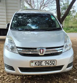 Toyota ISIS 2015 Silver