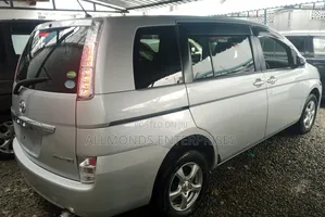 Toyota ISIS 2015 Silver