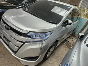 Toyota Noah 2018 Silver
