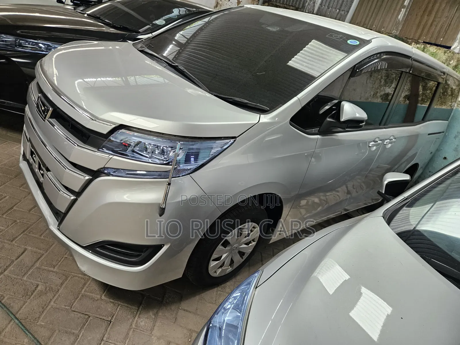 Toyota Noah 2018 Silver