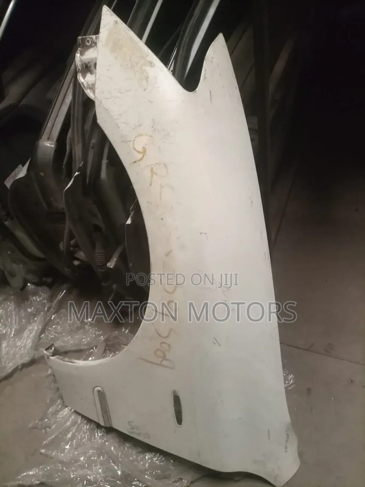 Crown Athlete2005-2008 Wing Fender