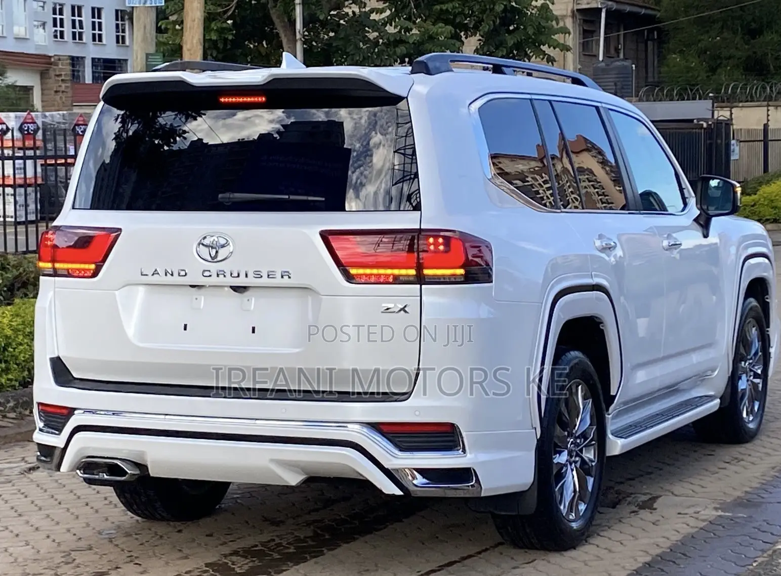Toyota Land Cruiser LC300 2023 White