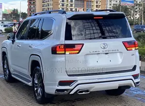 Toyota Land Cruiser LC300 2023 White