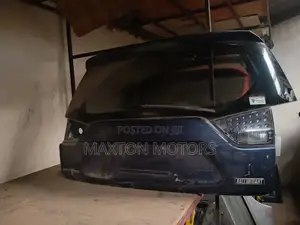 Outlander 2008 Tailgate Trunk With Boot Lights