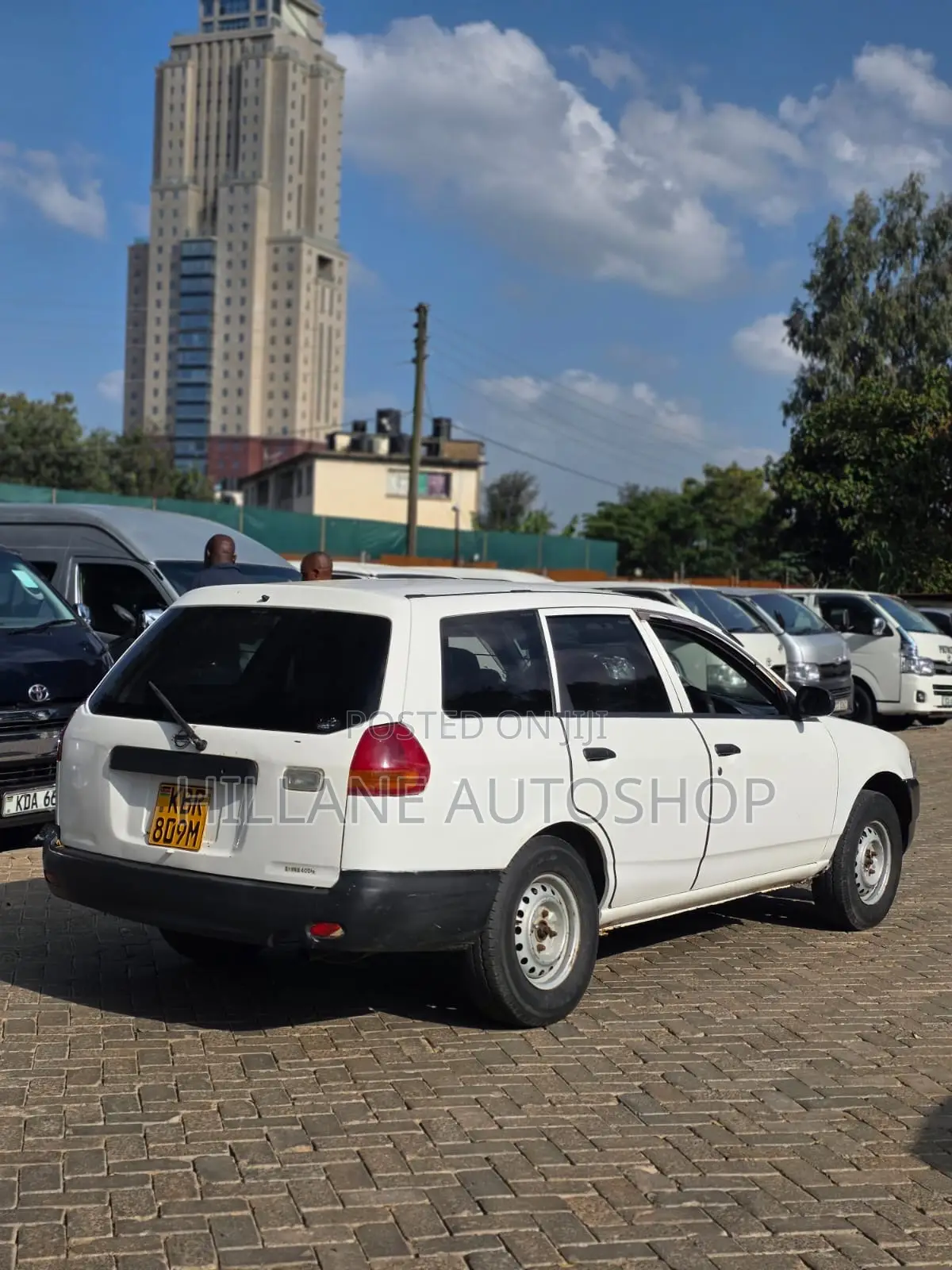 Nissan Advan 2002 White