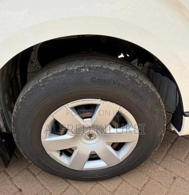 Toyota HiAce 2018 White - thumbnail 9