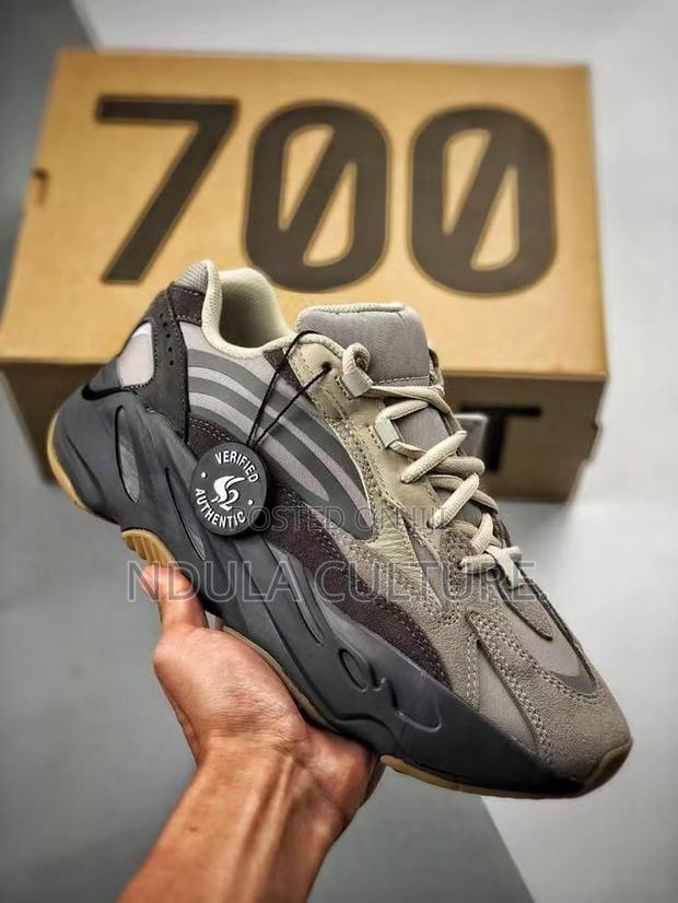 Yeezy Boost 700v2 - thumbnail 3