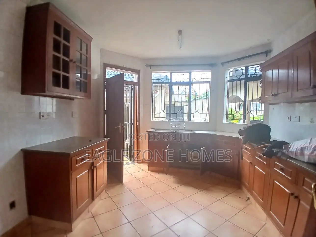 4bdrm Townhouse / Terrace in Riverside Drive for rent