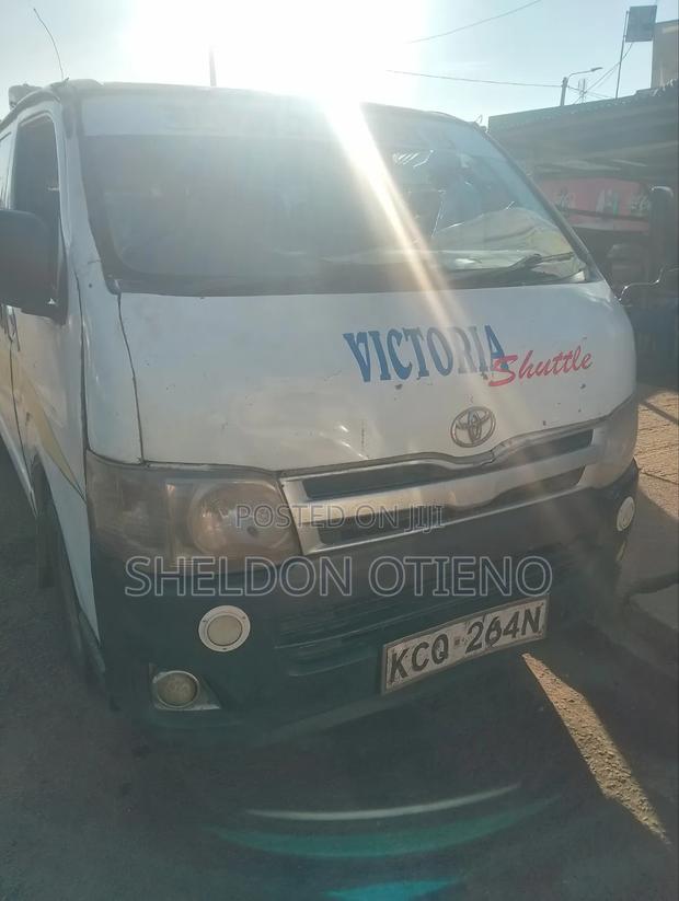 Toyota HiAce 2011 White - thumbnail 2