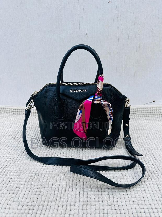 Authentic Givenchy Small Antigona Bag in Black Grained Leather