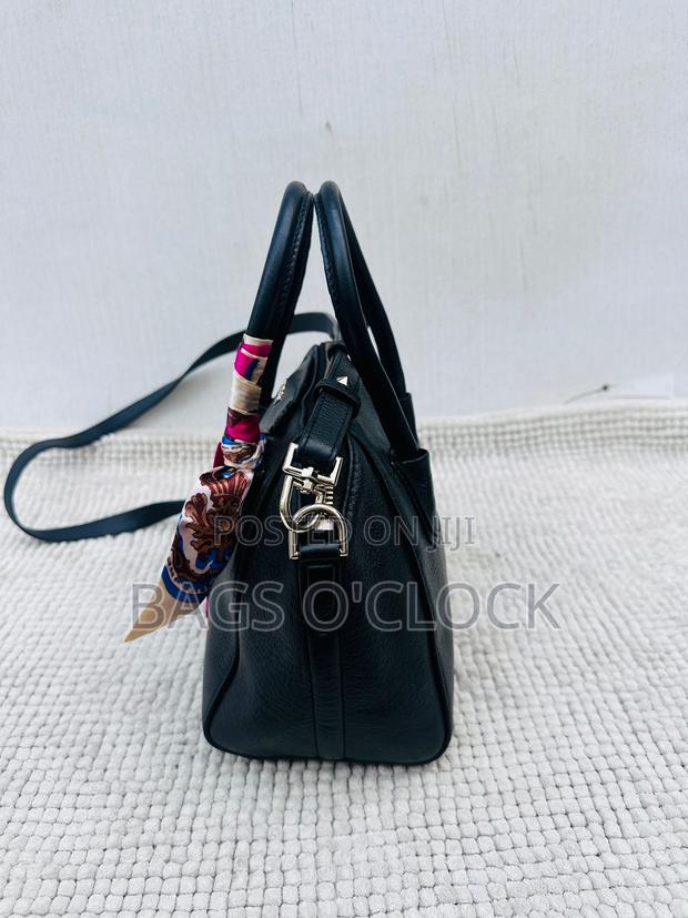 Authentic Givenchy Small Antigona Bag in Black Grained Leather - thumbnail 2